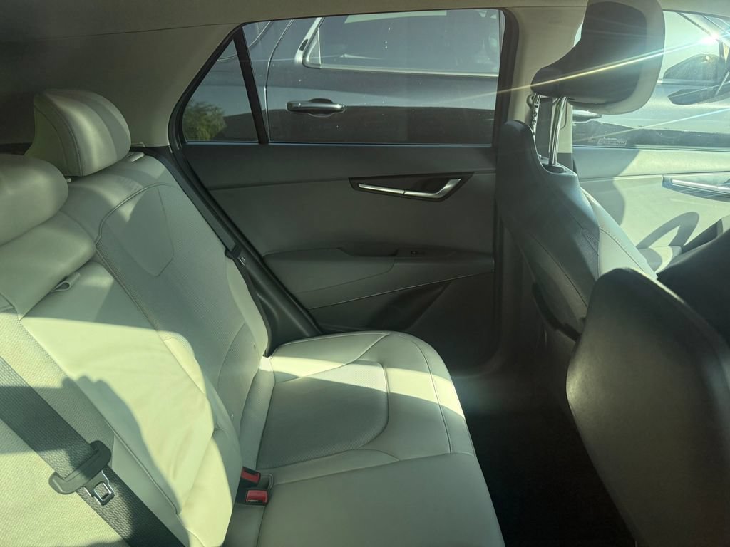 Used 2023 Kia Niro EX FWD image 9