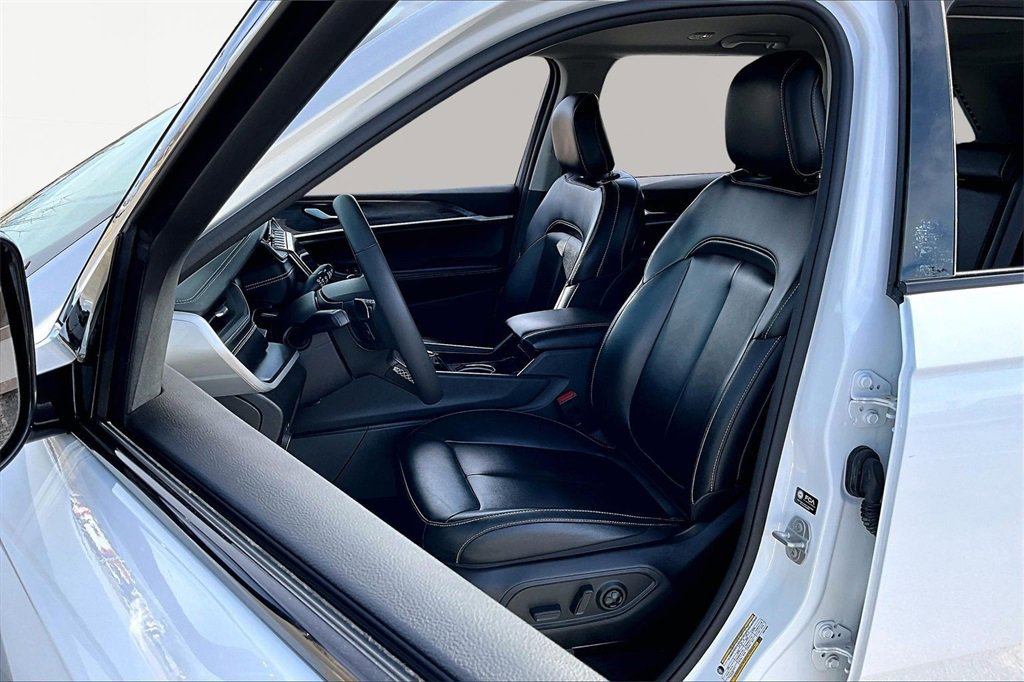 Used 2023 Jeep Grand Cherokee Limited image 25