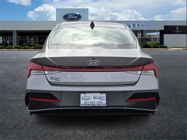 Used 2025 Hyundai Elantra SEL image 4