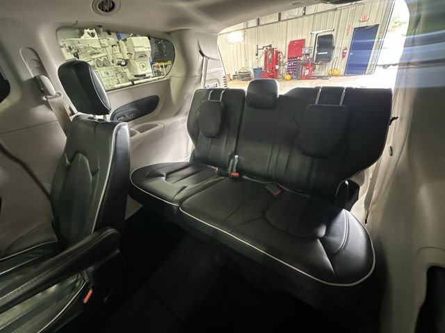 Used 2022 Chrysler Pacifica Limited AWD/4WD image 31