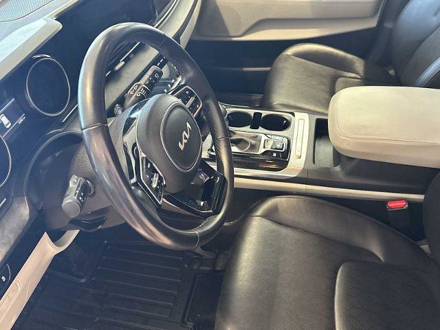 Used 2024 Kia Carnival EX image 19