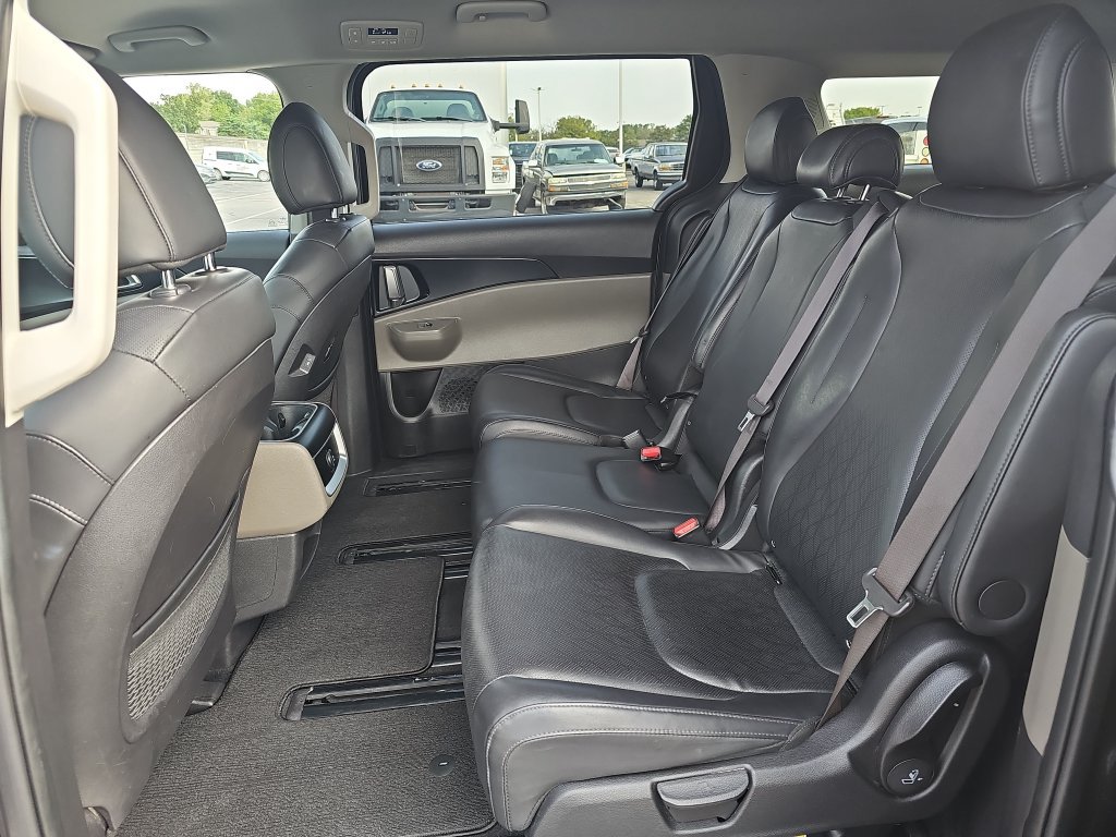 Used 2025 Kia Carnival FWD image 13