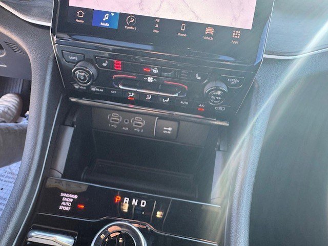 Used 2024 Jeep Grand Cherokee Limited w/ Black Appearance Package image 19