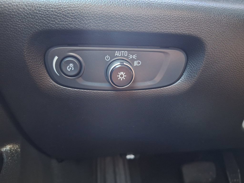 Used 2023 Chevrolet Traverse LT FWD image 16