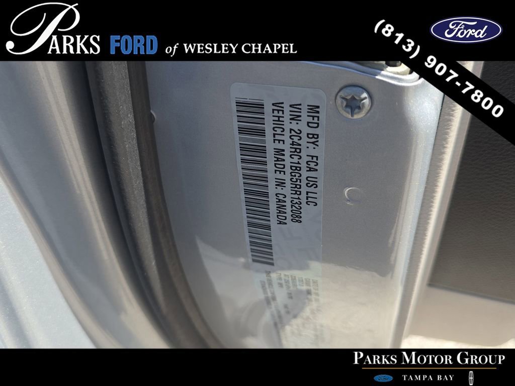 Used 2024 Chrysler Pacifica Touring-L FWD image 35