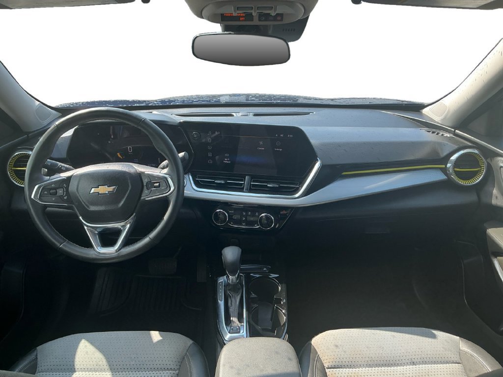 Used 2024 Chevrolet Trax LT w/ Sunroof Package FWD image 17
