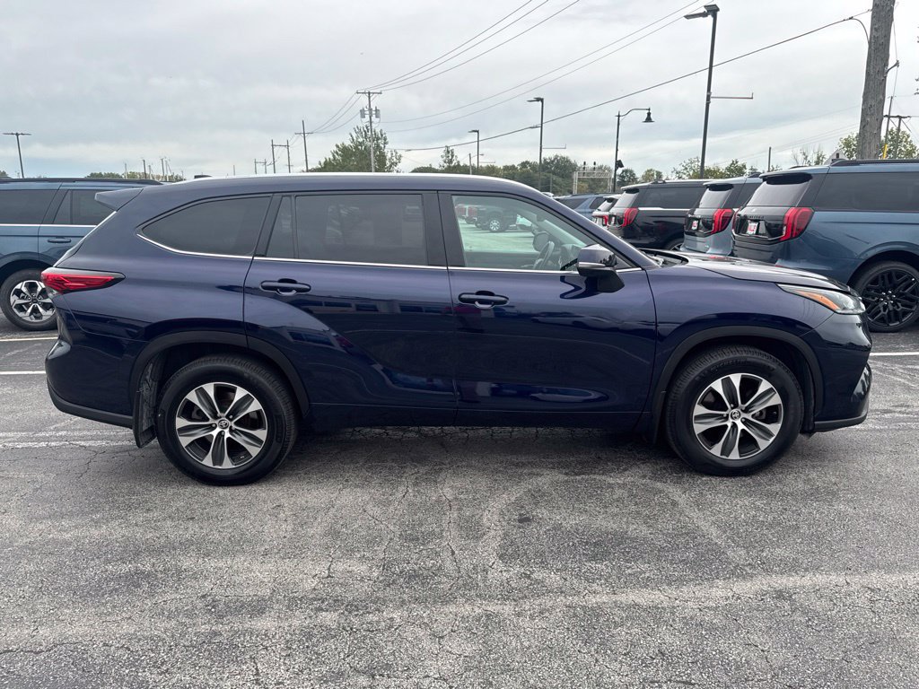 Used 2021 Toyota Highlander XLE AWD/4WD image 2