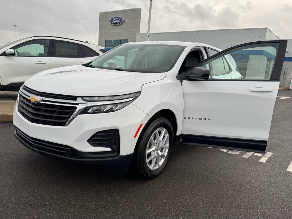 Used 2024 Chevrolet Equinox LS w/ LS Convenience Package image 2