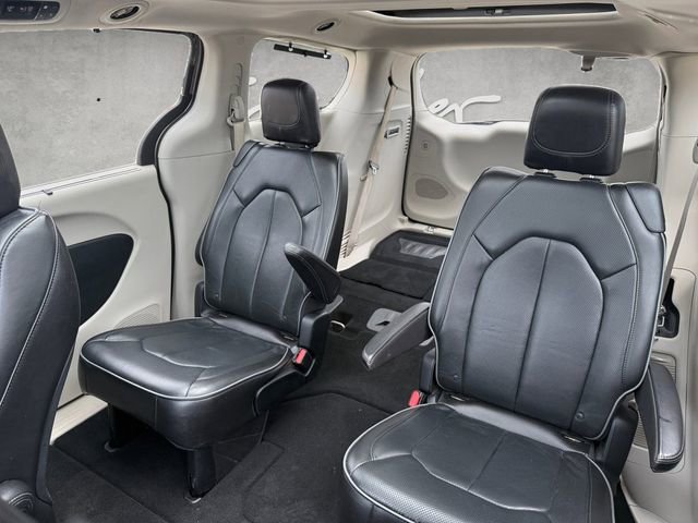 Used 2018 Chrysler Pacifica Limited w/ Tire & Wheel Group FWD image 23