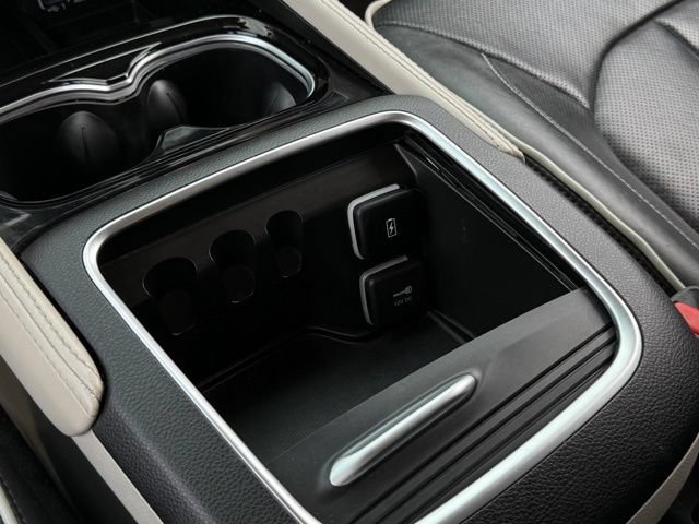 Used 2023 Chrysler Pacifica Limited FWD image 33
