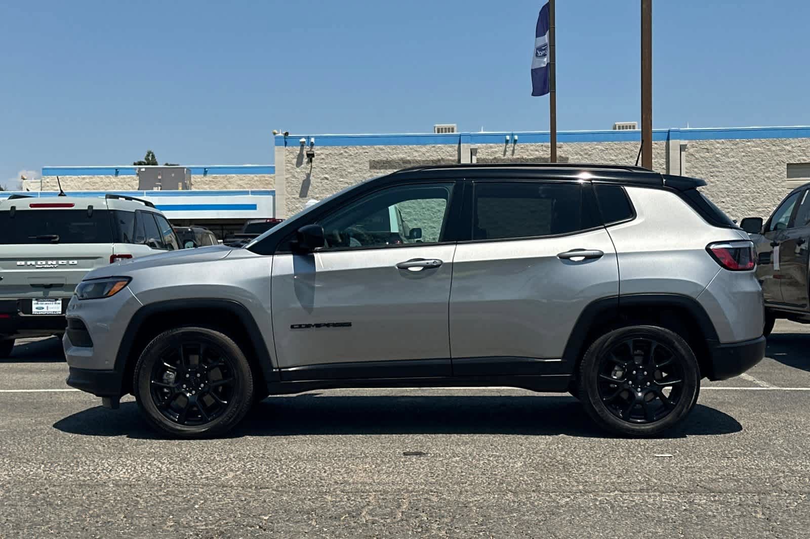 Used 2023 Jeep Compass Latitude w/ Convenience Group AWD/4WD image 5