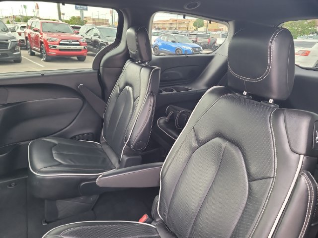 Used 2025 Chrysler Pacifica Limited FWD image 23