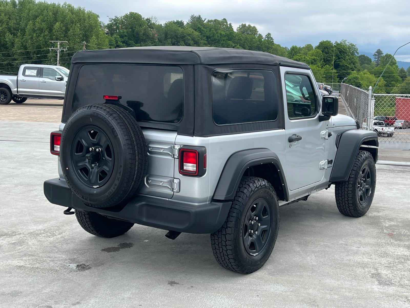 Used 2022 Jeep Wrangler Sport AWD/4WD image 3