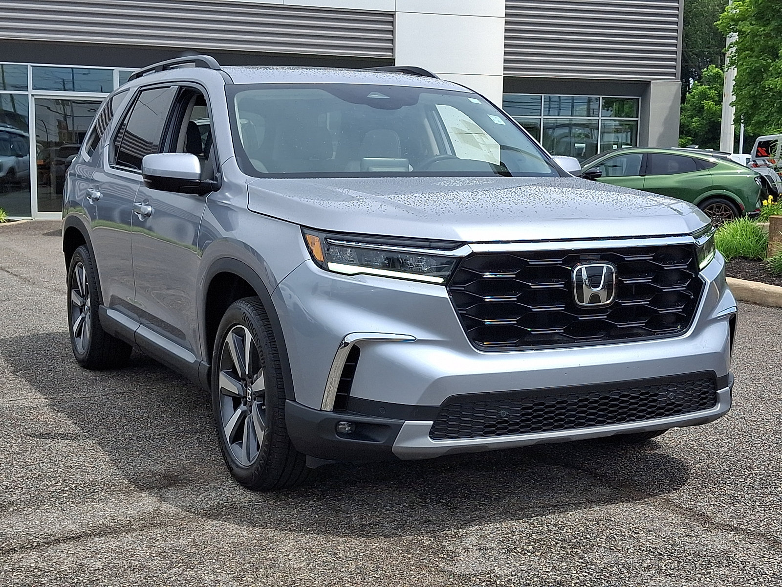 Used 2025 Honda Pilot Touring image 2
