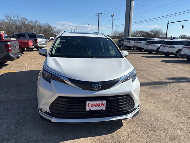 Used 2024 Toyota Sienna XLE image 9