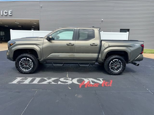 Used 2025 Toyota Tacoma TRD Sport AWD/4WD image 2