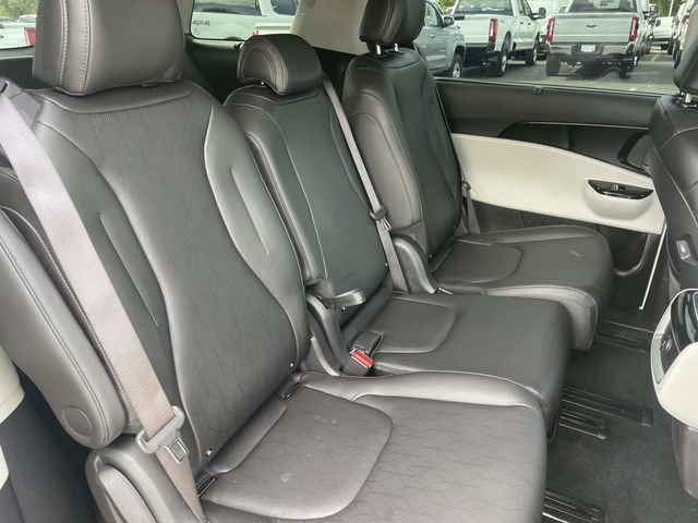 Used 2024 Kia Carnival EX image 32