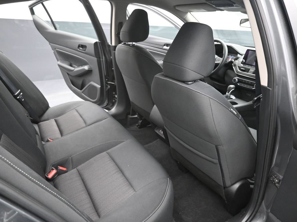 Used 2025 Nissan Altima 2.5 SV FWD image 17