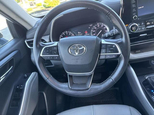 Used 2022 Toyota Highlander XLE AWD/4WD image 23