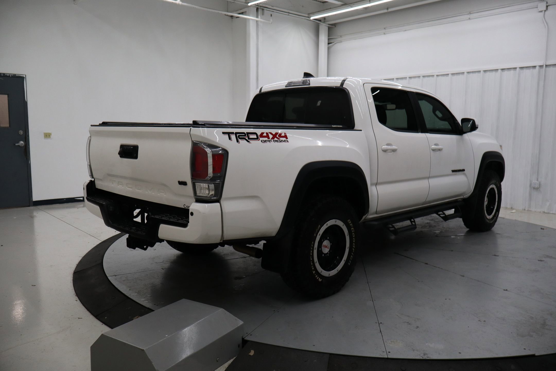 Used 2020 Toyota Tacoma TRD Off-Road w/ TRD Premium Off Road Package image 4