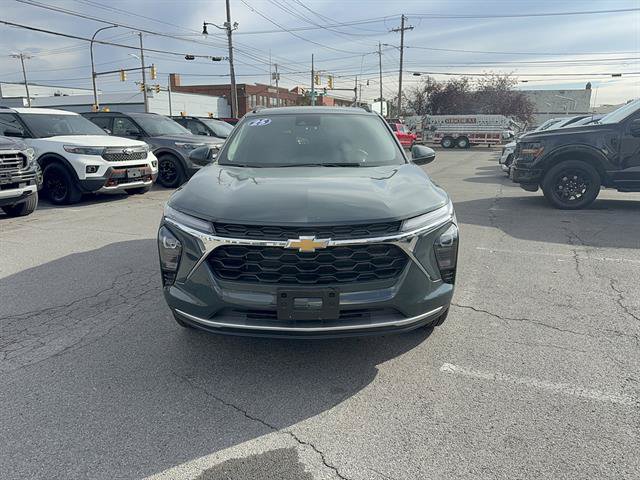 Used 2025 Chevrolet Trax LT FWD image 3