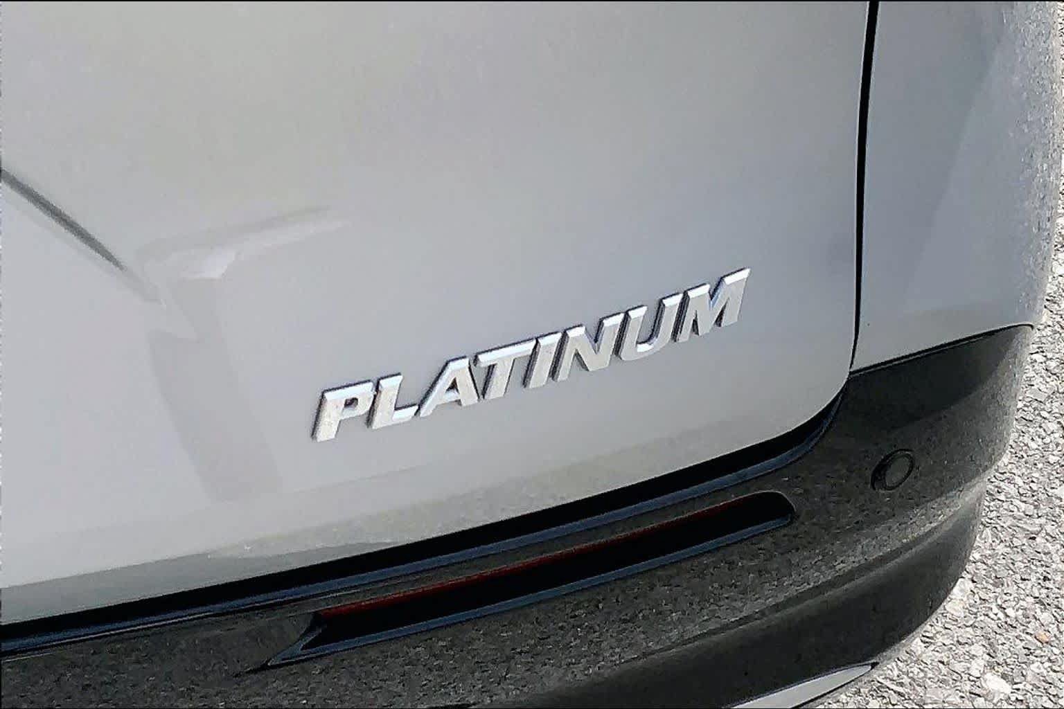 Used 2025 Toyota Sienna Platinum FWD image 10