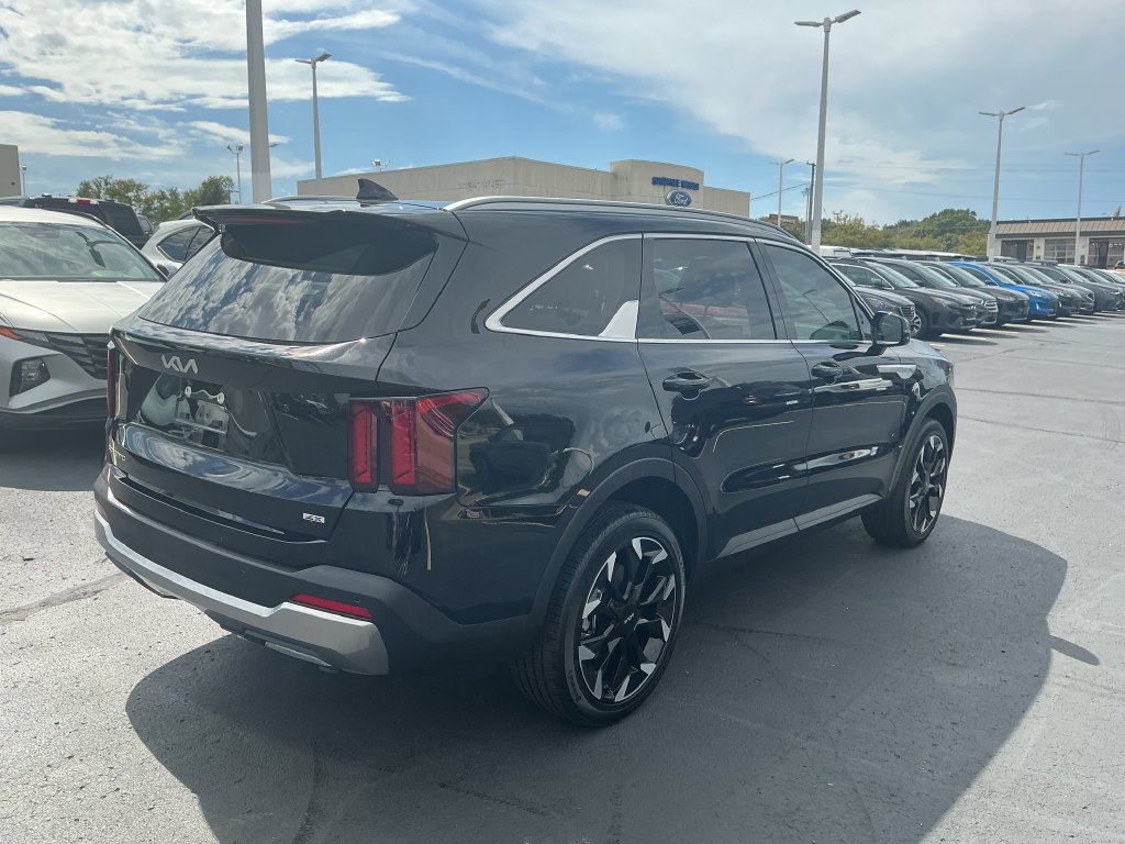 Used 2025 Kia Sorento EX w/ Panoramic Sunroof Package AWD/4WD image 4