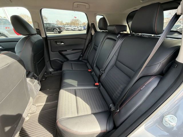Used 2025 Nissan Rogue SV AWD/4WD image 25