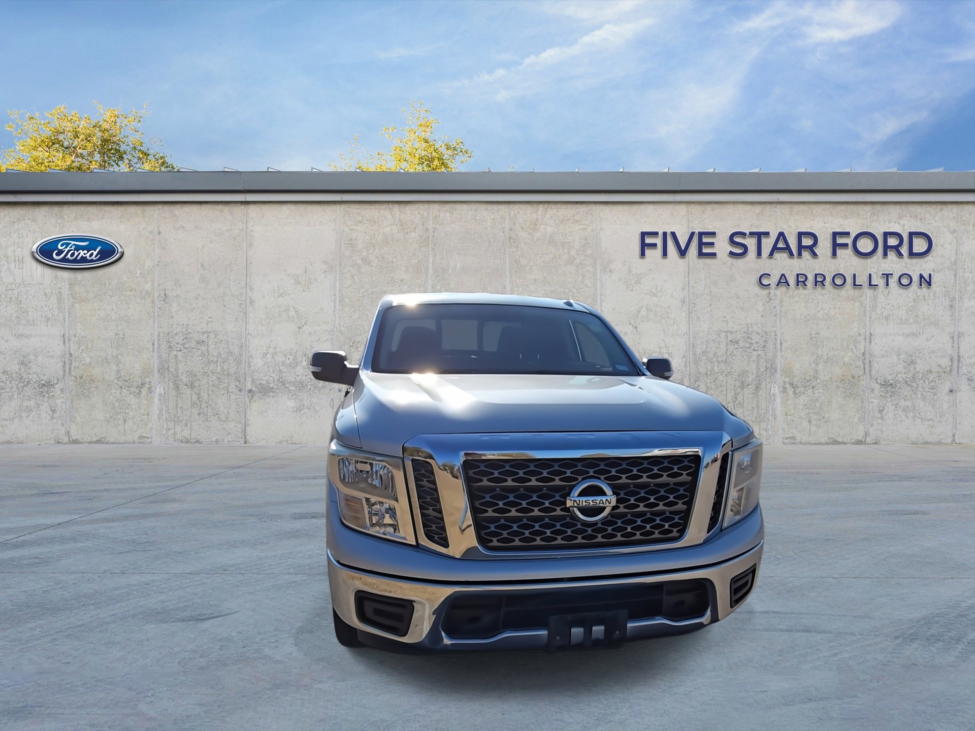 Used 2017 Nissan Titan SV image 4