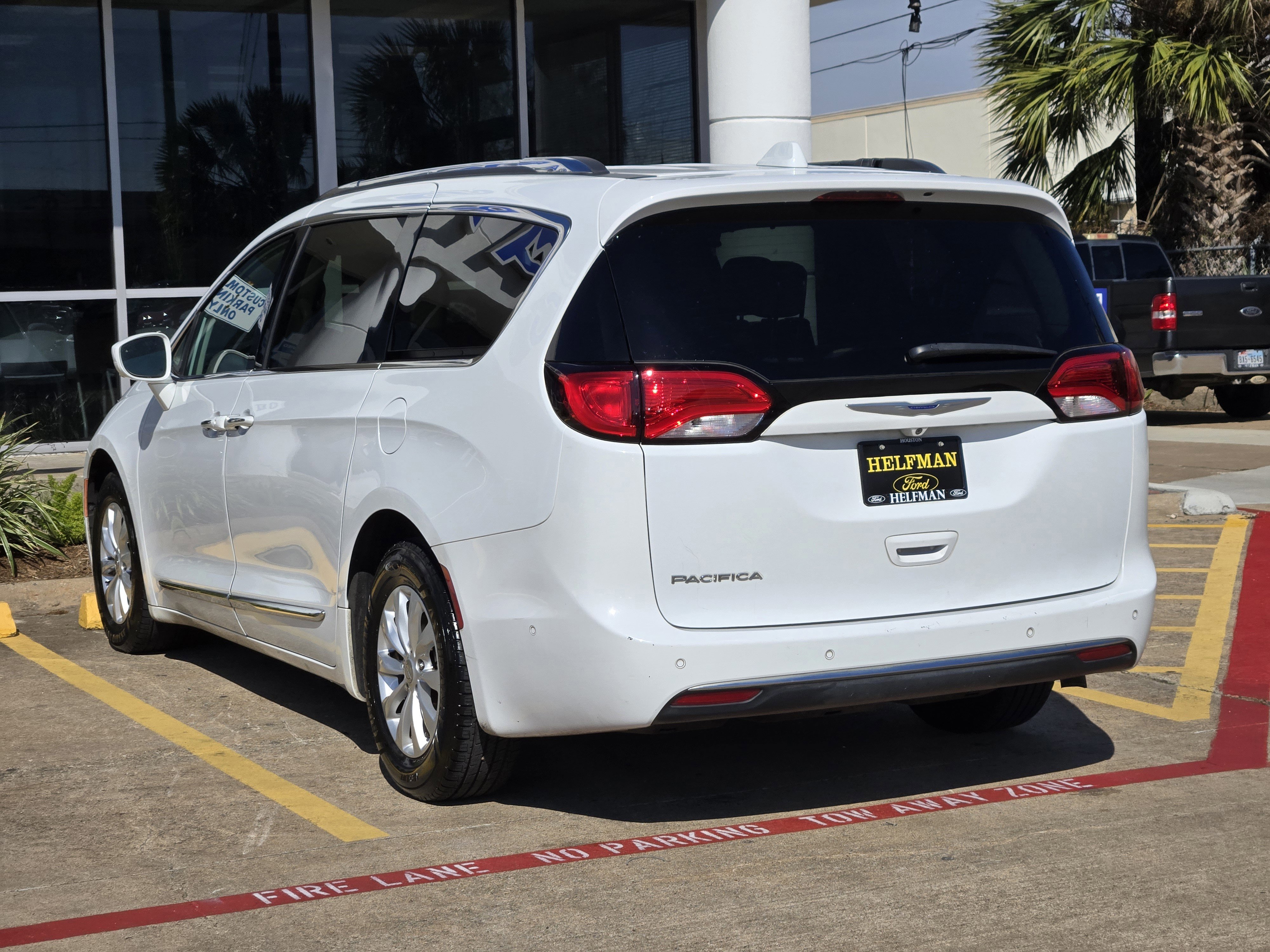 Used 2018 Chrysler Pacifica Touring-L w/ Advanced Safetytec Group image 2