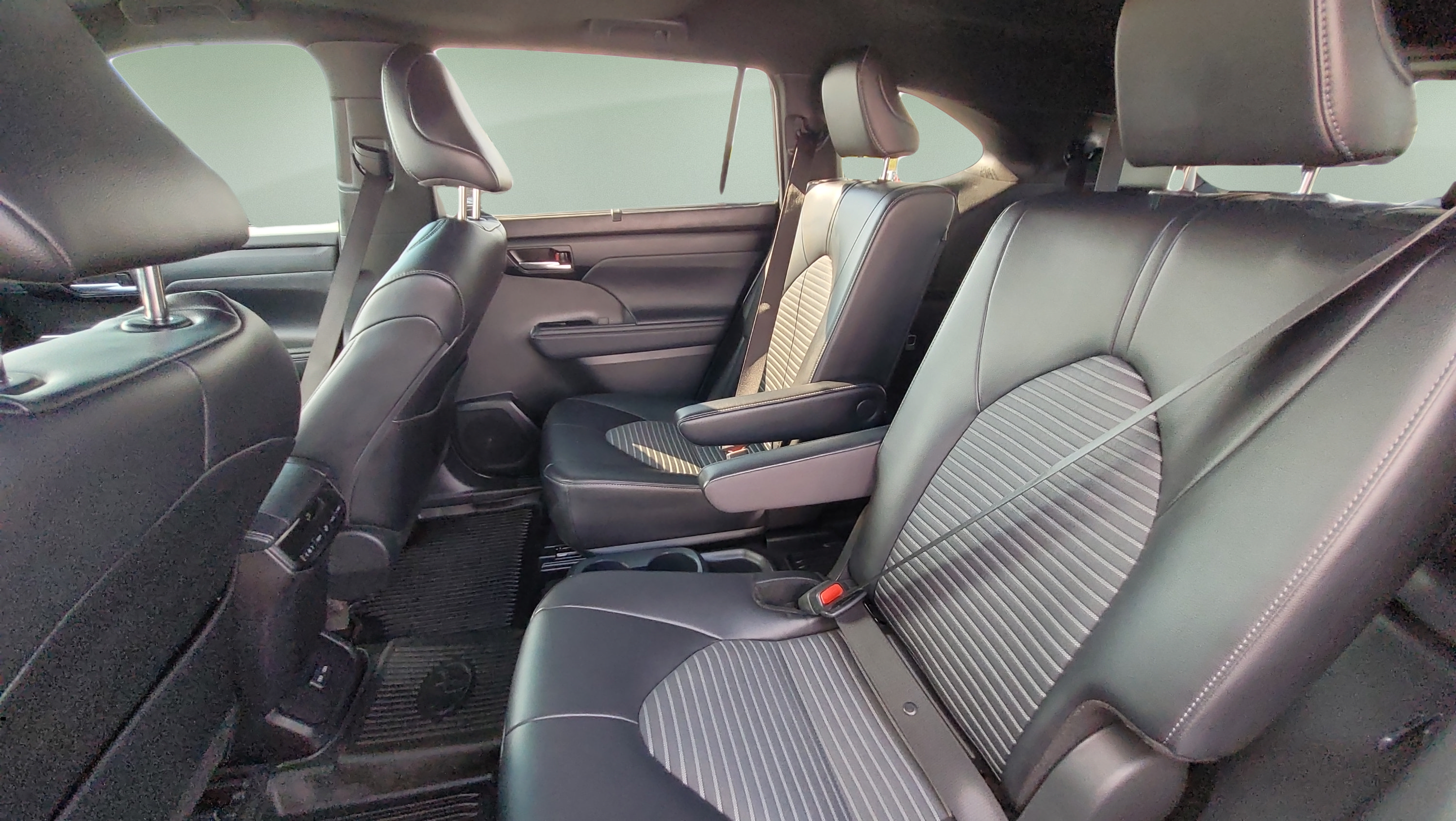 Used 2024 Toyota Highlander XSE AWD/4WD image 18