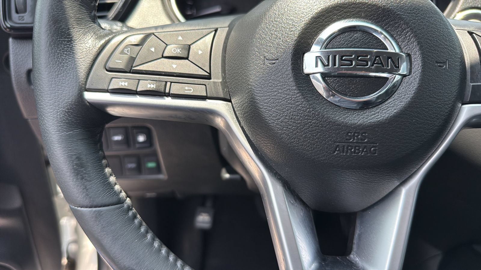 Used 2018 Nissan Rogue SV w/ Premium Package FWD image 16