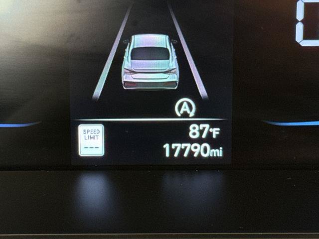 Used 2025 Hyundai Elantra SE FWD image 11