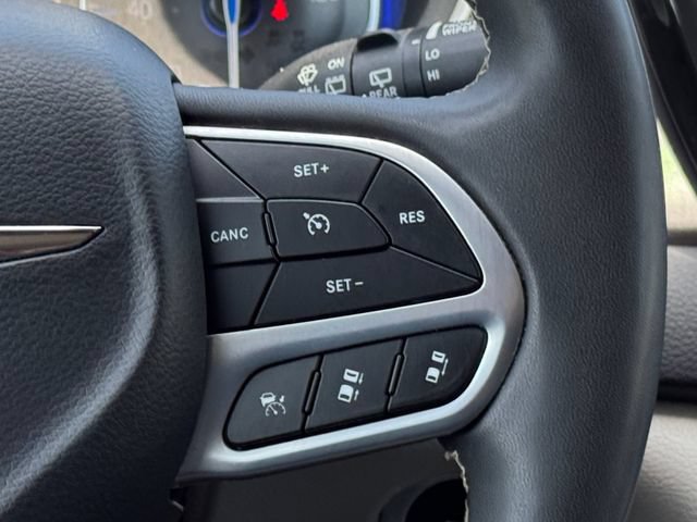 Used 2023 Chrysler Pacifica Touring-L FWD image 11