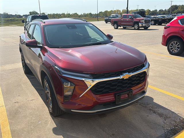 Used 2025 Chevrolet Trax LT FWD image 2