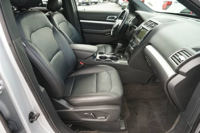 Certified 2017 Ford Explorer XLT w/ Equipment Group 202A FWD image 20