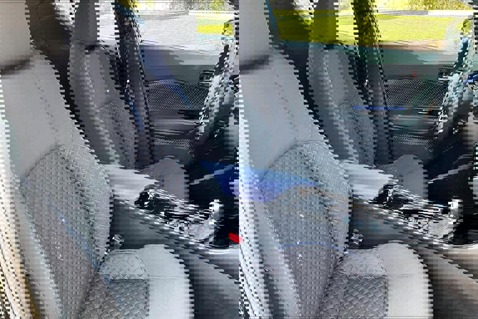 Used 2022 Toyota C-HR XLE image 8