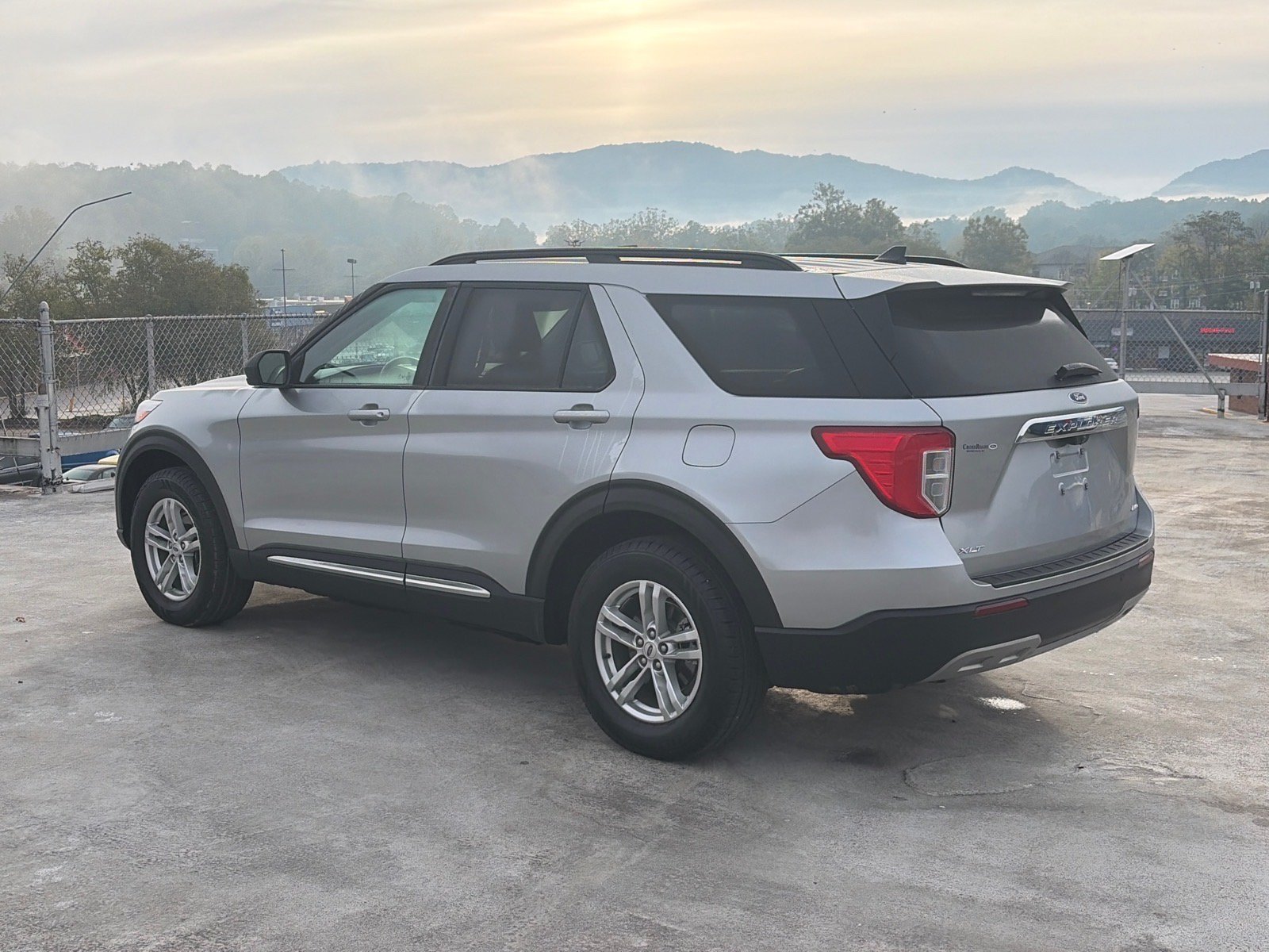 Certified 2022 Ford Explorer XLT w/ Equipment Group 202A AWD/4WD image 4