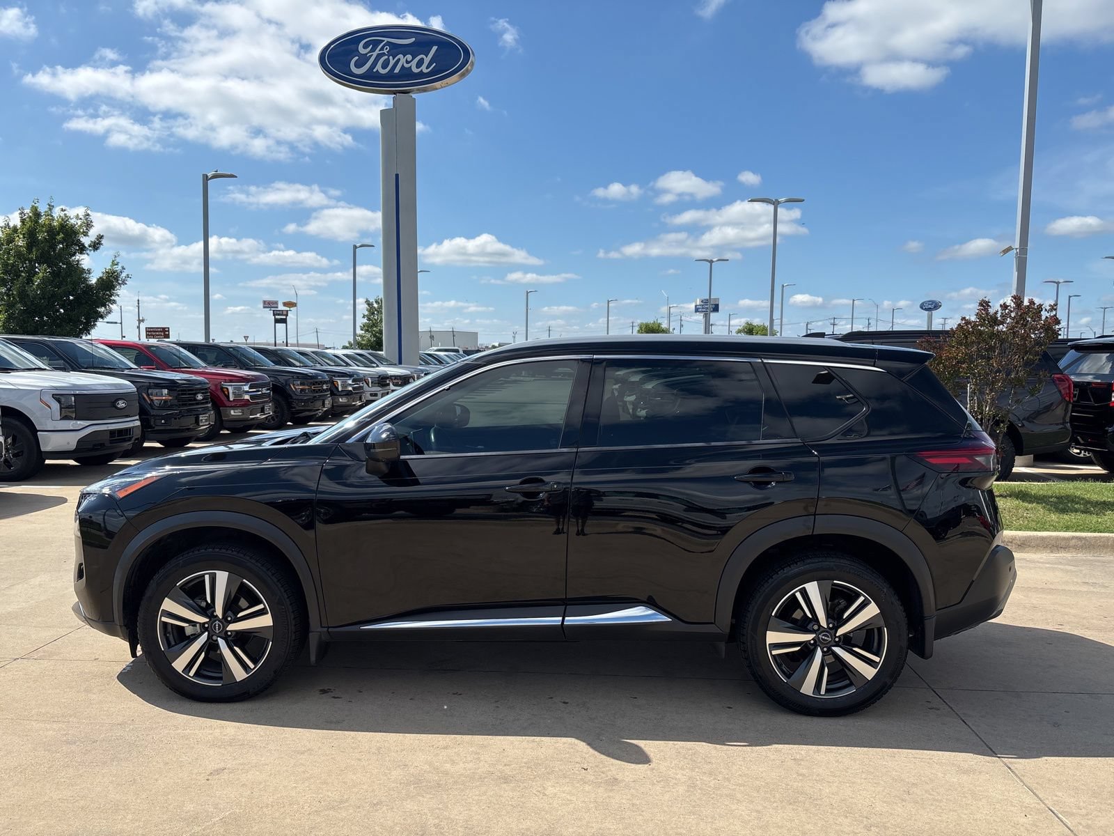 Used 2022 Nissan Rogue SL FWD image 2