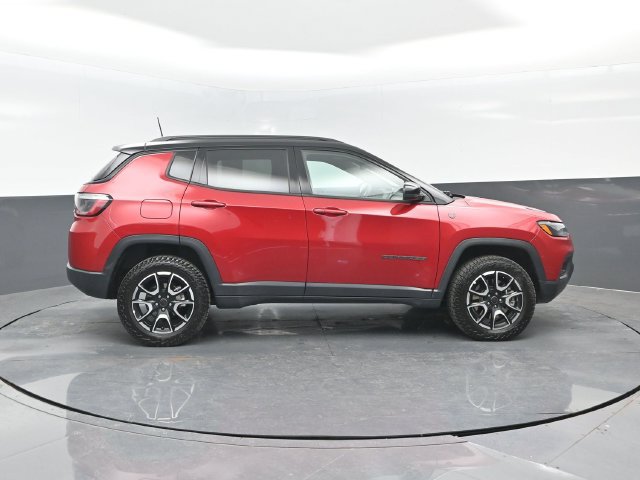 Used 2025 Jeep Compass Trailhawk AWD/4WD image 3