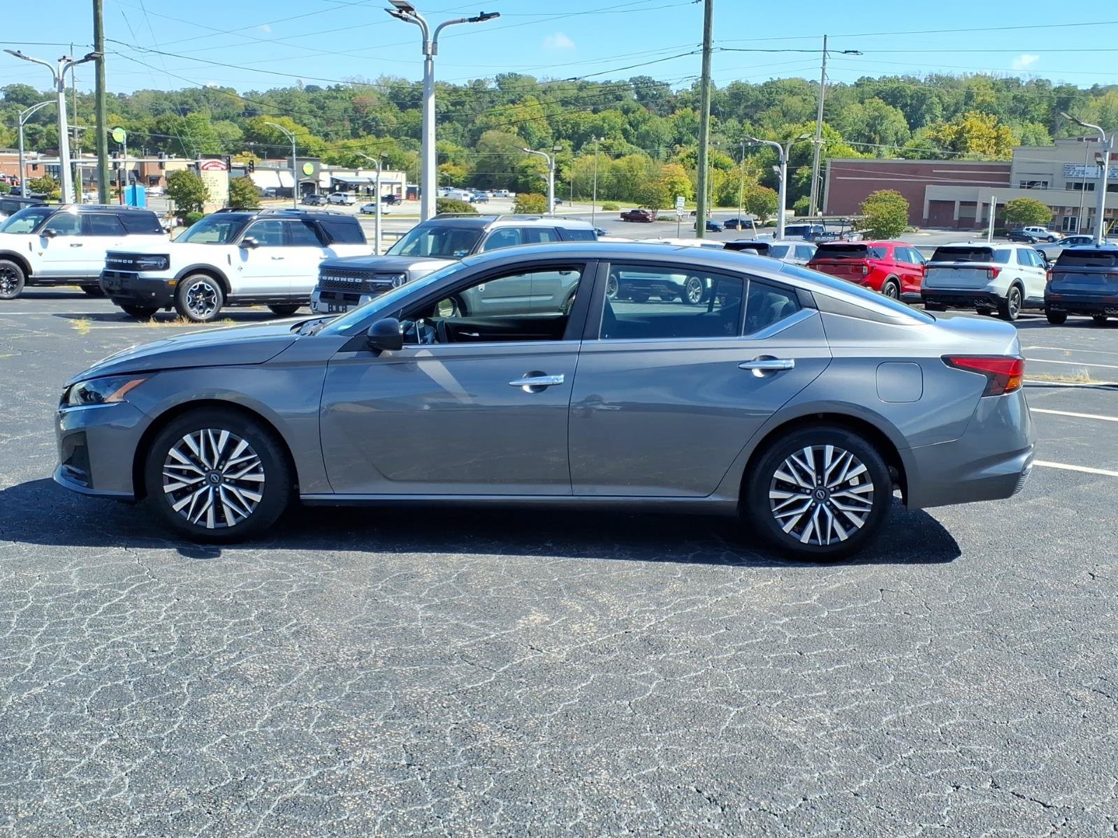 Used 2025 Nissan Altima 2.5 SV FWD image 4