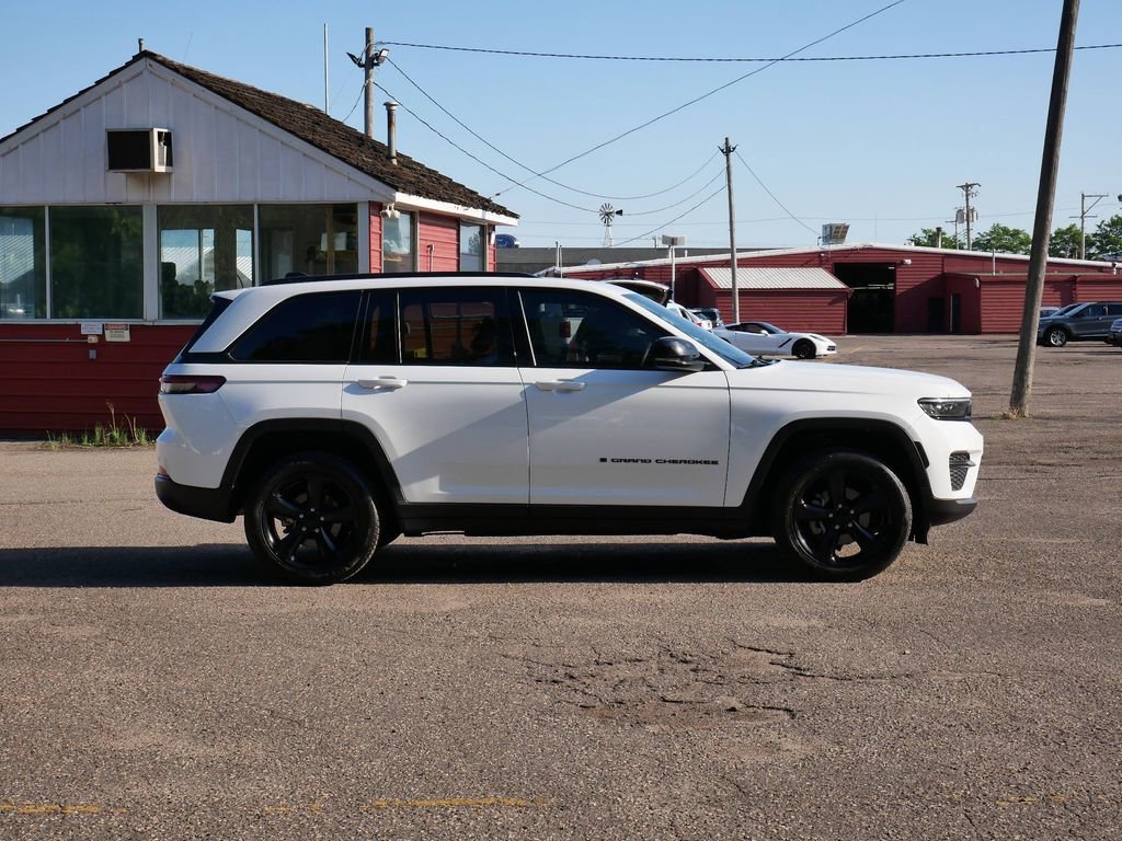 Used 2022 Jeep Grand Cherokee Altitude AWD/4WD image 2