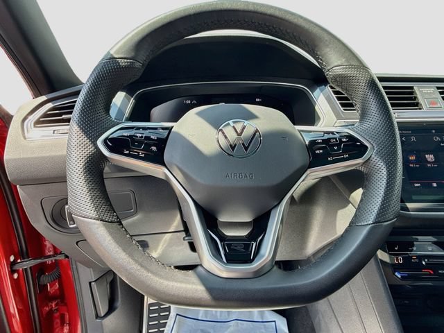 Used 2024 Volkswagen Tiguan SE R-Line AWD/4WD image 17