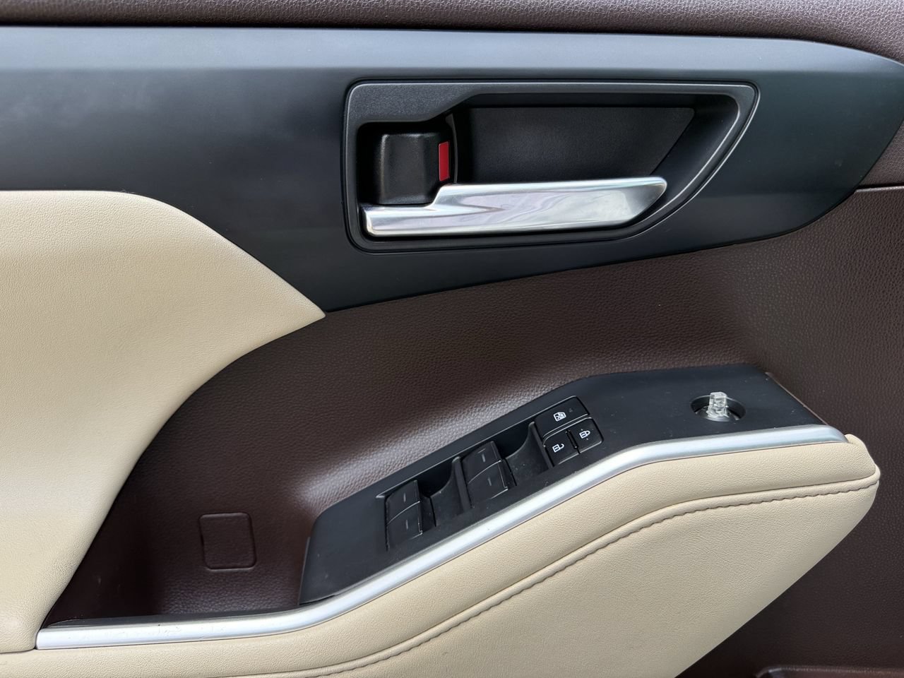 Used 2022 Toyota Highlander XLE FWD image 23