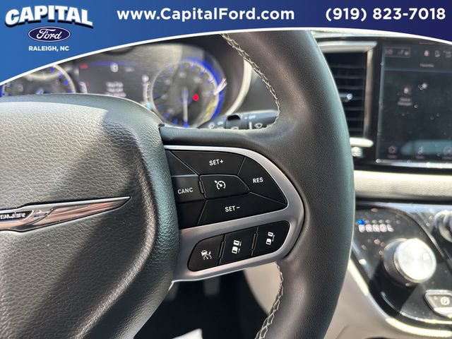 Used 2023 Chrysler Pacifica Touring-L FWD image 22
