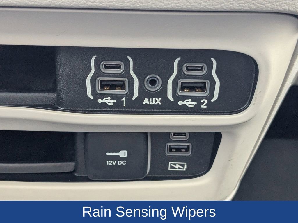 Used 2022 Chrysler Pacifica Touring-L image 24