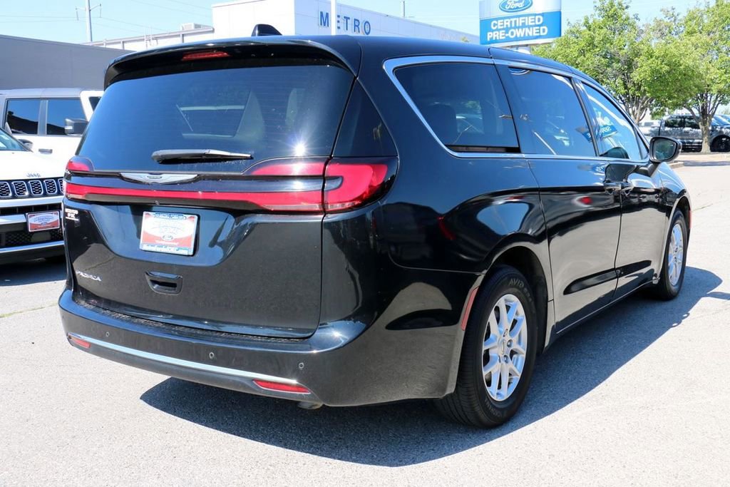 Used 2023 Chrysler Pacifica Touring-L FWD image 5