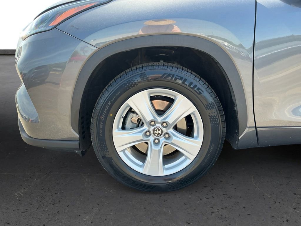 Used 2024 Toyota Highlander LE FWD image 13
