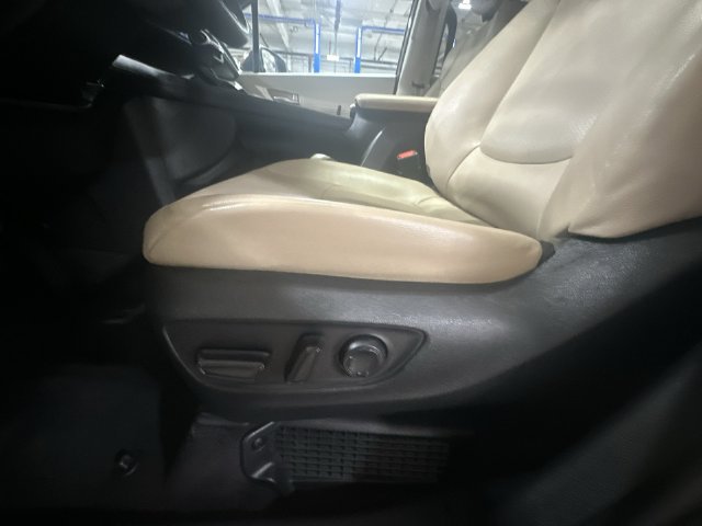 Used 2023 Toyota Sienna XLE FWD image 18