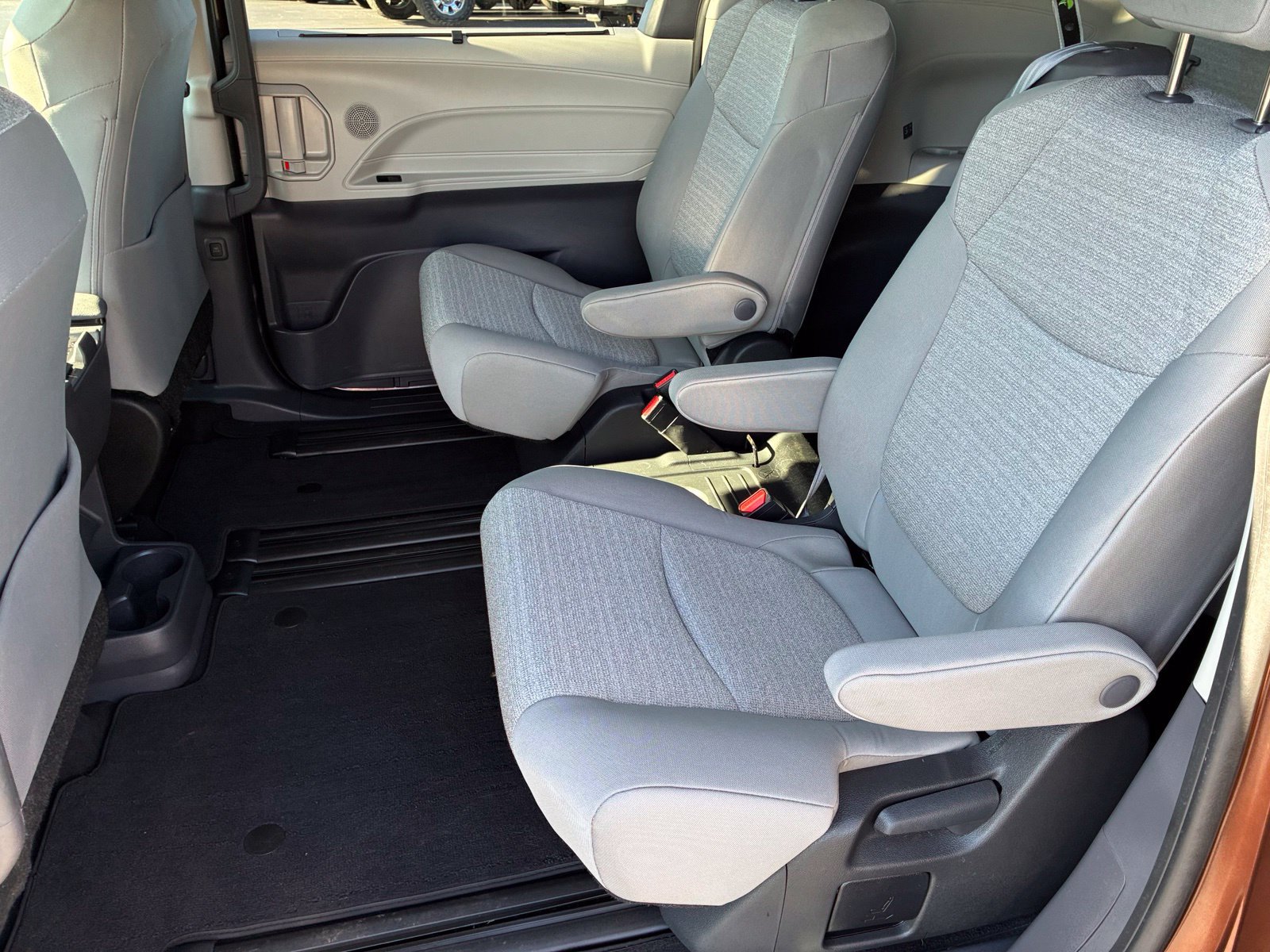 Used 2024 Toyota Sienna LE FWD image 16